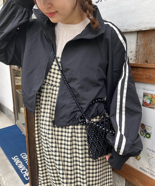 AS KNOW AS plus（アズノゥアズプラス）の「◎ナイロン サイドライン スタンドショートブルゾン（ライン、リボン）（ナイロンジャケット・レディース・アイボリー/グレー/ブラック/ピンク/ピンク系/グレー系・FREE）」の20枚目の写真