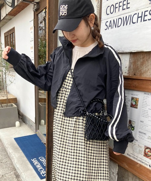 AS KNOW AS plus（アズノゥアズプラス）の「◎ナイロン サイドライン スタンドショートブルゾン（ライン、リボン）（ナイロンジャケット・レディース・アイボリー/グレー/ブラック/ピンク/ピンク系/グレー系・FREE）」の21枚目の写真