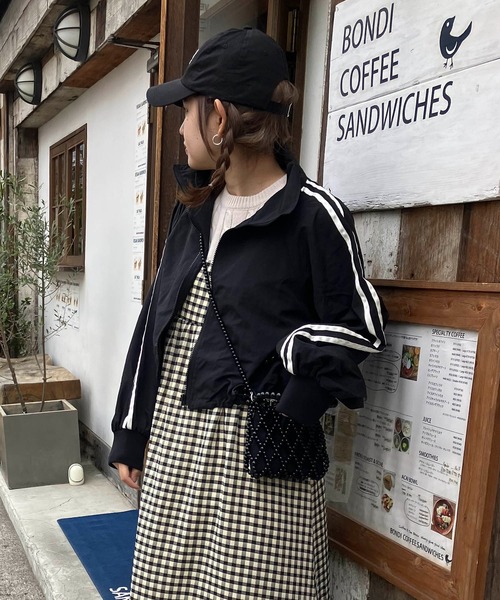 AS KNOW AS plus（アズノゥアズプラス）の「◎ナイロン サイドライン スタンドショートブルゾン（ライン、リボン）（ナイロンジャケット・レディース・アイボリー/グレー/ブラック/ピンク/ピンク系/グレー系・FREE）」の22枚目の写真