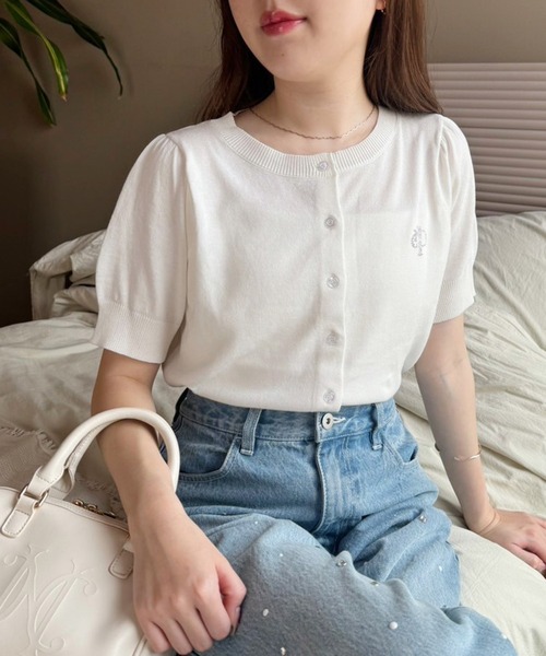 one after another NICE CLAUP（ワンアフターアナザーナイスクラップ）の「ワンポイントロゴ/サマーニットカーディガン（カーディガン/ボレロ・レディース・イエロー/チャコールグレー/オフホワイト/サックスブルー/ホワイト×ブラック/ピンク・FREE）」の2枚目の写真