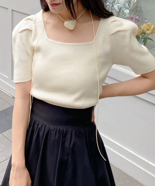 INGNI（イング）の「コサージュチョーカー付／スクエアネックパフスリーブニット（ニット/セーター・レディース・ブルー/アイボリー/ブラック・M）」の2枚目の写真