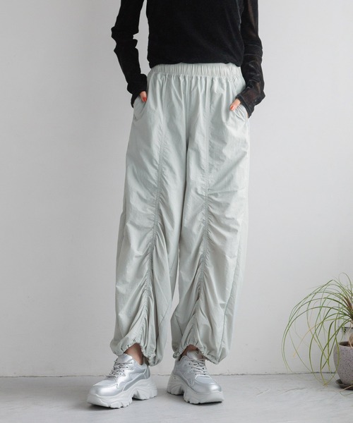 LOWRYS FARM（ローリーズファーム）の「シャーリングカーゴＰ 115248（カーゴパンツ・レディース・グレー/ブラック/アイボリー・FREE）」の3枚目の写真