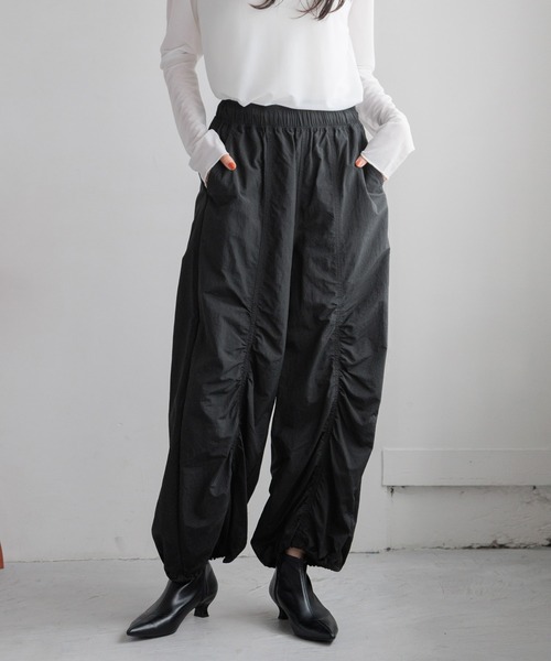 LOWRYS FARM（ローリーズファーム）の「シャーリングカーゴＰ 115248（カーゴパンツ・レディース・グレー/ブラック/アイボリー・FREE）」の2枚目の写真