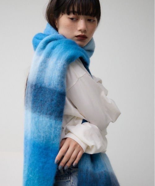 AZUL by moussy（アズールバイマウジー）の「フラッフィーストール（ストール/ショール・レディース・マルチ/アイボリー/ブルー系その他/レッド・FREE）」の2枚目の写真