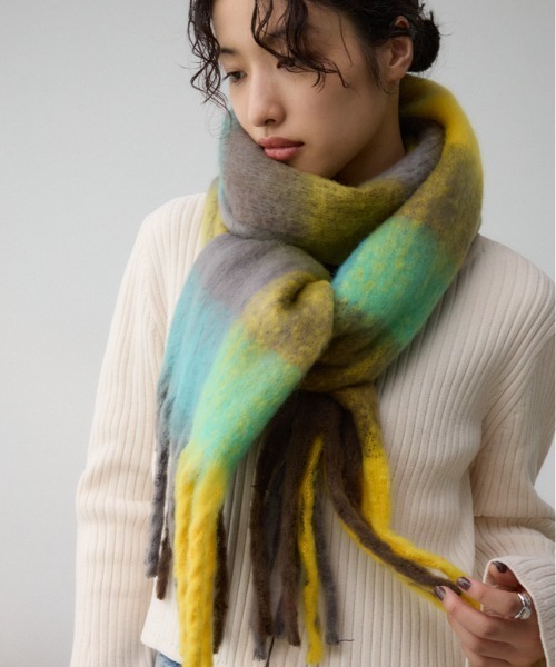 AZUL by moussy（アズールバイマウジー）の「フラッフィーストール（ストール/ショール・レディース・マルチ/アイボリー/ブルー系その他/レッド・FREE）」の4枚目の写真