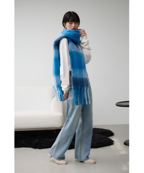AZUL by moussy（アズールバイマウジー）の「フラッフィーストール（ストール/ショール・レディース・マルチ/アイボリー/ブルー系その他/レッド・FREE）」の12枚目の写真