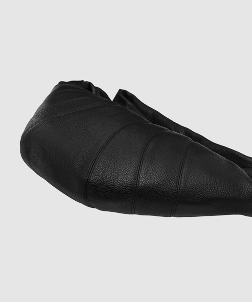 LEMAIRE（ルメール）の「MEDIUM CROISSANT BAG（ショルダーバッグ・メンズ・ブラック/ブラウン系その他/カーキ・ONE SIZE）」の7枚目の写真