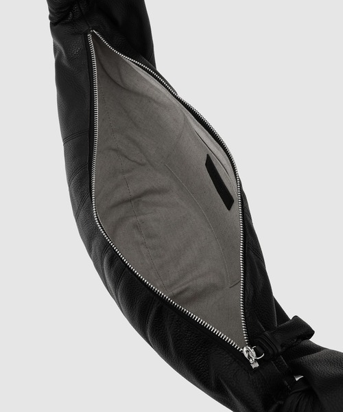 LEMAIRE（ルメール）の「MEDIUM CROISSANT BAG（ショルダーバッグ・メンズ・ブラック/ブラウン系その他/カーキ・ONE SIZE）」の8枚目の写真