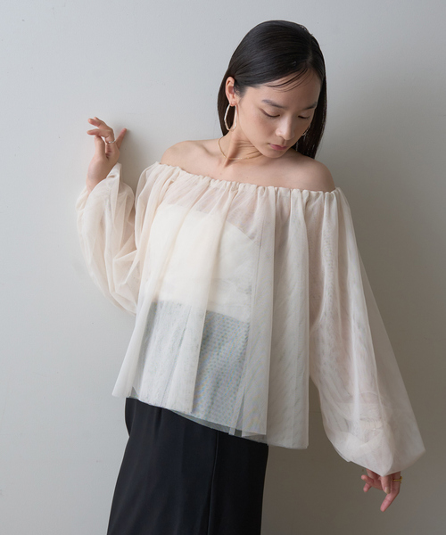 EMMA ROUGE VIF(エマルージュヴィフ)の「【一部店舗限定】3wayオフショルチュールブラウス(シャツ/ブラウス・レディース・アイボリー/チャコールグレー・フリー)」の22枚目の写真