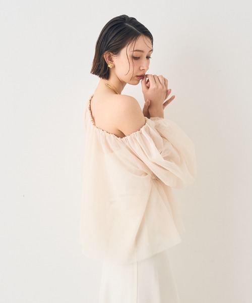 EMMA ROUGE VIF(エマルージュヴィフ)の「【一部店舗限定】3wayオフショルチュールブラウス(シャツ/ブラウス・レディース・アイボリー/チャコールグレー・フリー)」の3枚目の写真