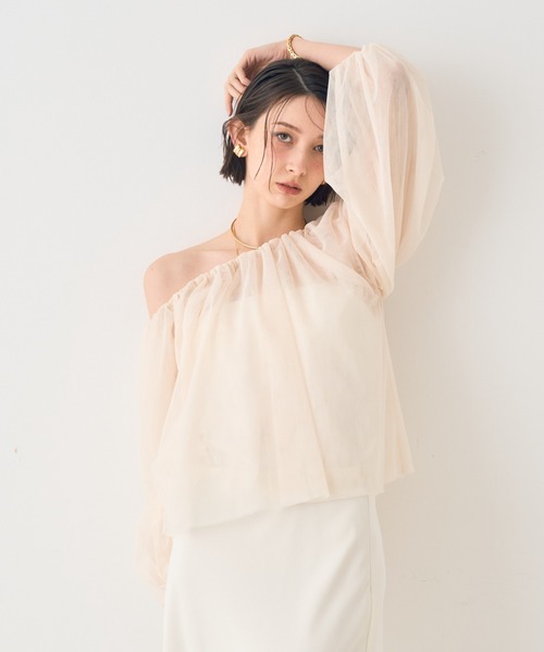 【アイボリー】【一部店舗限定】3wayオフショルチュールブラウス EMMA ROUGE VIF（エマルージュヴィフ）の「【一部店舗限定】3way