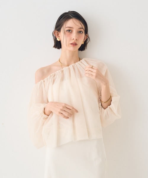 EMMA ROUGE VIF(エマルージュヴィフ)の「【一部店舗限定】3wayオフショルチュールブラウス(シャツ/ブラウス・レディース・アイボリー/チャコールグレー・フリー)」の7枚目の写真