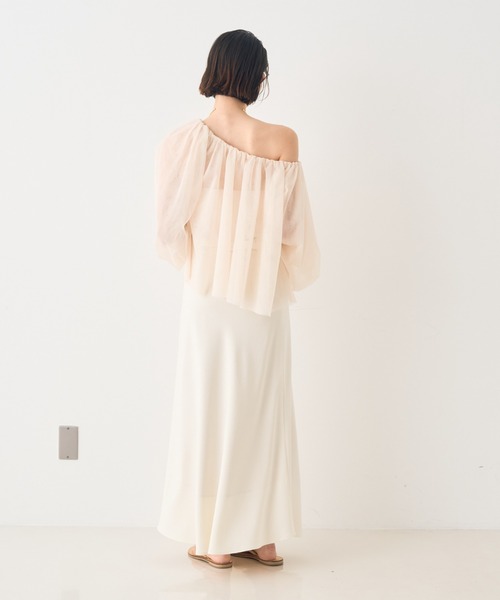 EMMA ROUGE VIF(エマルージュヴィフ)の「【一部店舗限定】3wayオフショルチュールブラウス(シャツ/ブラウス・レディース・アイボリー/チャコールグレー・フリー)」の12枚目の写真
