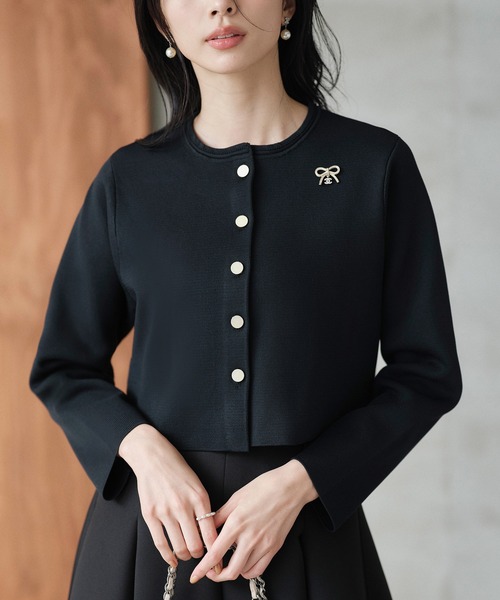 RUIRUE BOUTIQUE(ルイルエブティック)の「洗える ストレッチ | 選べるデザイン スポンディッシュ ボックス カーディガン ショート丈・メタル釦 | レディース 体型カバー 長袖 オフィスカジュアル 無地 ニット トップス(カーディガン/ボレロ・レディース・ネイビー/ベージュ/ブラック・M/L)」の2枚目の写真