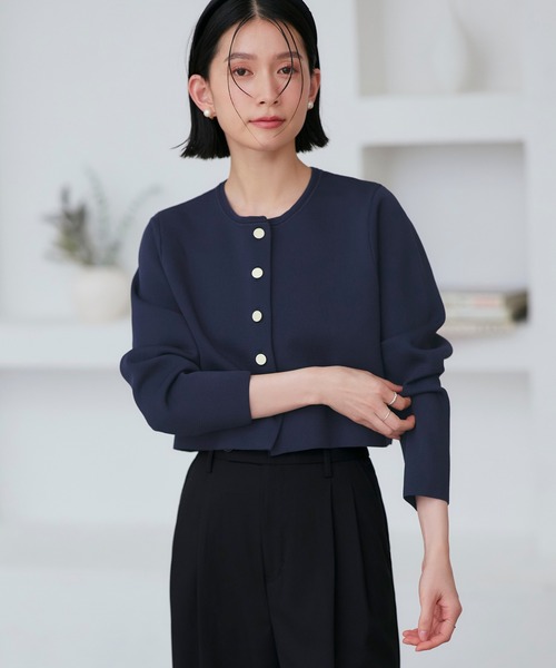 RUIRUE BOUTIQUE(ルイルエブティック)の「洗える ストレッチ | 選べるデザイン スポンディッシュ ボックス カーディガン ショート丈・メタル釦 | レディース 体型カバー 長袖 オフィスカジュアル 無地 ニット トップス(カーディガン/ボレロ・レディース・ネイビー/ベージュ/ブラック・M/L)」の9枚目の写真