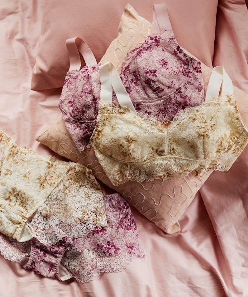 AMOSTYLE BY Triumph（アモスタイルバイトリンプ）の「レーシープリントナイトブラ ハーフトップ フローラルトワルドジュイ AMST1496 N-Top JX（ナイトブラ・レディース・ピンク/ホワイト・L/M/LL）」の19枚目の写真