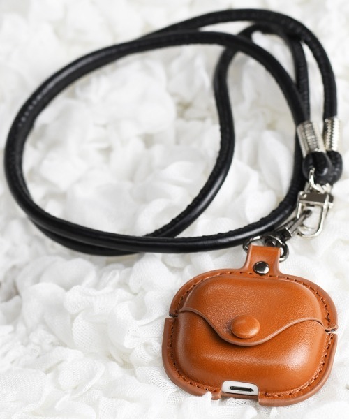 Fun & Daily（ファンアンドデイリー）の「Neck & Shoulder Strap AirPods 4 Case / エアポッズ 4　ケース（ヘッドフォン/イヤホン・レディース・ブラック/ライトブラウン・FREE）」の2枚目の写真