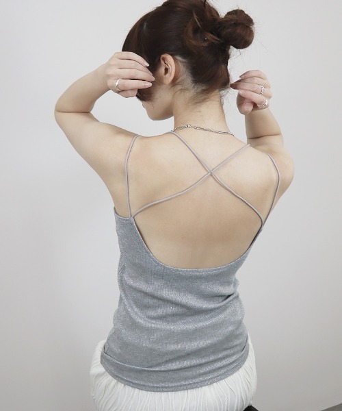 Reurie'（レウリィ）の「バッククロスキャミソール / カップ付き ノースリーブ インナー シンプル 重ね着 レイヤード ラメ（キャミソール・レディース・グレー/ブラック系その他/ブラック/ホワイト・FREE）」の4枚目の写真