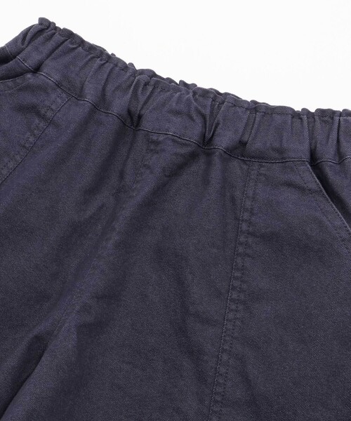 BeBe Petits Pois Vert（ベベプチポワヴェール）の「センター切り替えワンポイント刺しゅうデニムキュロットパンツ(95~160cm)（デニムパンツ・キッズ・ネイビー/ホワイト・160cm/110cm/120cm/140cm/130cm/100cm/150cm/95cm）」の10枚目の写真