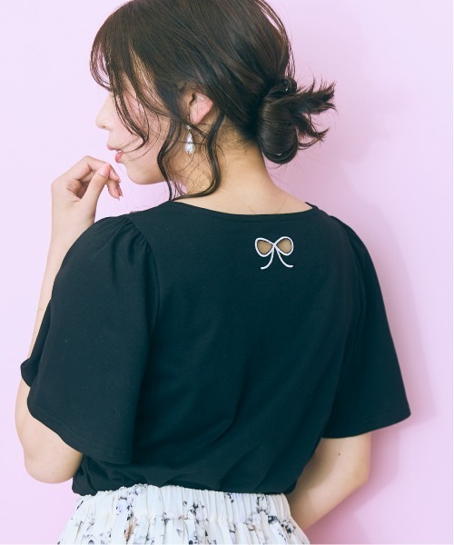 marun（マルン）の「＜大きいサイズ＞袖フレアバックリボン刺しゅうTシャツ marun（Tシャツ/カットソー・レディース・ホワイト/ネイビー/ブラック/モカ・L/5L/4L/3L/LL）」の2枚目の写真