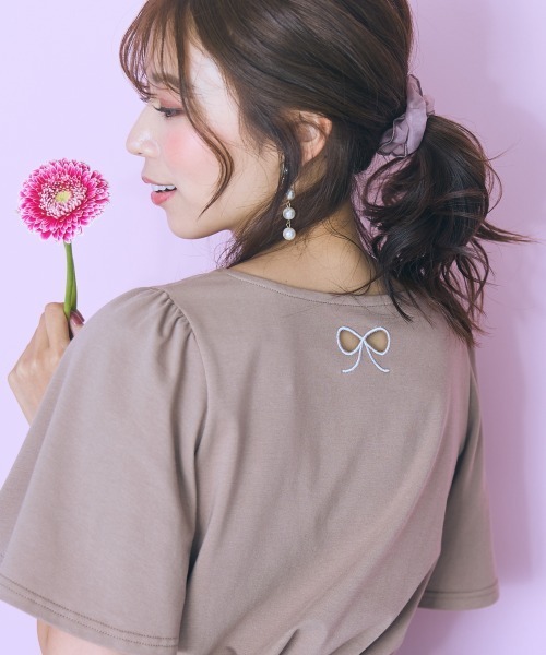 marun（マルン）の「＜大きいサイズ＞袖フレアバックリボン刺しゅうTシャツ marun（Tシャツ/カットソー・レディース・ホワイト/ネイビー/ブラック/モカ・L/5L/4L/3L/LL）」の3枚目の写真