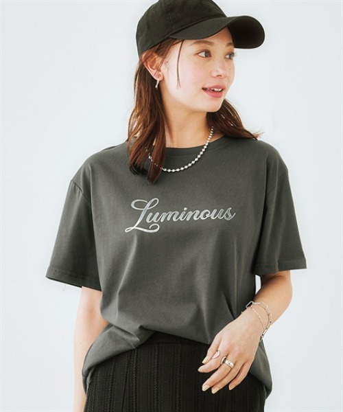 nissen（ニッセン）の「綿１００％箔プリントロゴＴシャツ(接触冷感)（Tシャツ/カットソー・レディース・チャコール/オフホワイト・LL/S/M/L）」の2枚目の写真