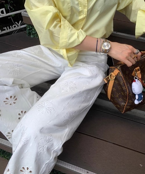 Sibra（シブラ）の「フラワーカットワークワイドパンツ（その他パンツ・レディース・ホワイト・M）」の6枚目の写真