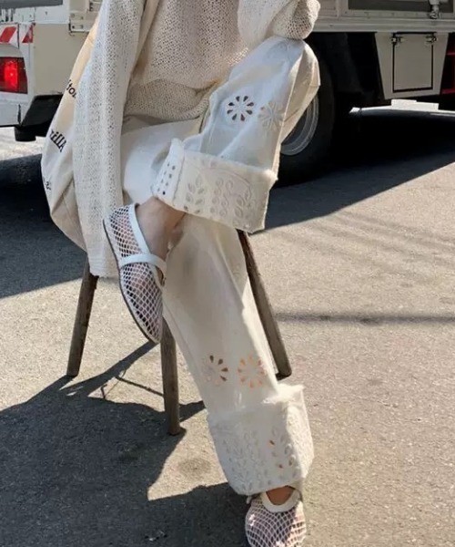 Sibra（シブラ）の「フラワーカットワークワイドパンツ（その他パンツ・レディース・ホワイト・M）」の3枚目の写真