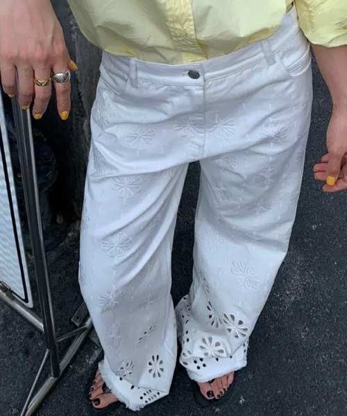 Sibra（シブラ）の「フラワーカットワークワイドパンツ（その他パンツ・レディース・ホワイト・M）」の2枚目の写真