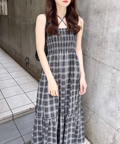 INGNI(イング)の「ホルターネックチェック柄シャーリングワンピース/A(ワンピース・レディース・ブラック系/ブラウン系その他2/ネイビー系2・M)」の2枚目の写真