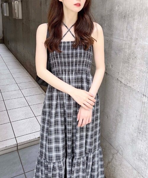 INGNI(イング)の「ホルターネックチェック柄シャーリングワンピース/A(ワンピース・レディース・ブラック系/ブラウン系その他2/ネイビー系2・M)」の5枚目の写真