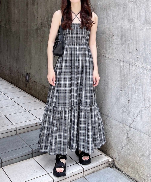 INGNI(イング)の「ホルターネックチェック柄シャーリングワンピース/A(ワンピース・レディース・ブラック系/ブラウン系その他2/ネイビー系2・M)」の4枚目の写真