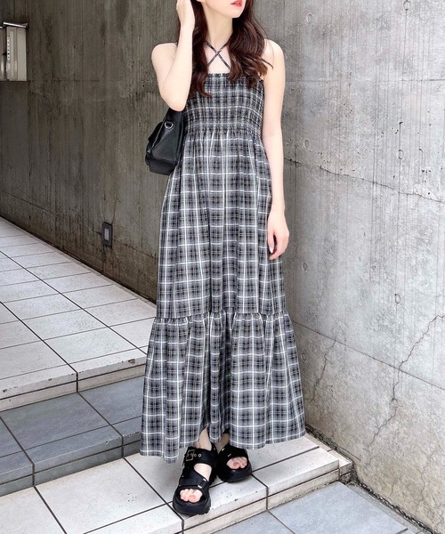 INGNI(イング)の「ホルターネックチェック柄シャーリングワンピース/A(ワンピース・レディース・ブラック系/ブラウン系その他2/ネイビー系2・M)」の7枚目の写真