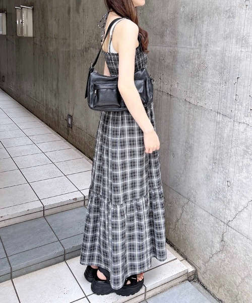 INGNI(イング)の「ホルターネックチェック柄シャーリングワンピース/A(ワンピース・レディース・ブラック系/ブラウン系その他2/ネイビー系2・M)」の8枚目の写真