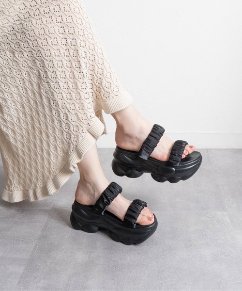 Fabby fabby（ファビィーファビィー）の「サテンシャーリング2ベルト厚底サンダル（サンダル・レディース・ブラック/オフホワイト・MEDIUM/LARGE/SMALL）」の11枚目の写真