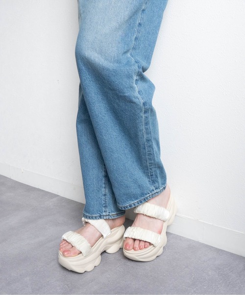 Fabby fabby（ファビィーファビィー）の「サテンシャーリング2ベルト厚底サンダル（サンダル・レディース・ブラック/オフホワイト・MEDIUM/LARGE/SMALL）」の14枚目の写真