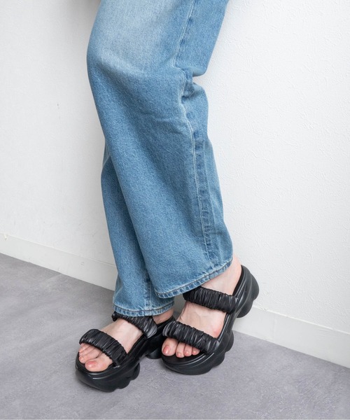 Fabby fabby（ファビィーファビィー）の「サテンシャーリング2ベルト厚底サンダル（サンダル・レディース・ブラック/オフホワイト・MEDIUM/LARGE/SMALL）」の15枚目の写真