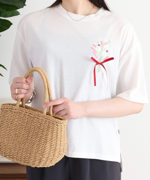Quelle Chance(ケルシャンス)の「刺繍Tシャツ 半袖(Tシャツ/カットソー・レディース・オフホワイト/アイボリー系/ダークグリーン/イエロー系2/チャコールグレー/ホワイト系/アイボリー系2/アイボリー系3/オートミール/イエロー/ミント/イエロー系/イエロー系1/ネイビー/グリーン/アイボリー系1/ダークグリーン系/イエロー系3・M)」の2枚目の写真