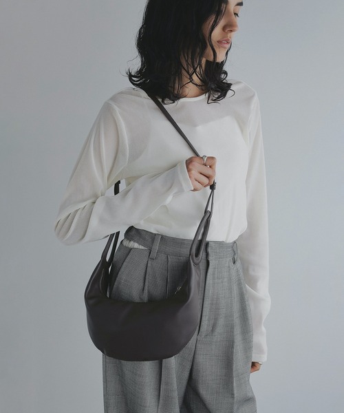 MANOF(マノフ)の「HANDLE MOON BAG(ハンドバッグ・レディース・ブラウン/ブラック・FREE)」の7枚目の写真