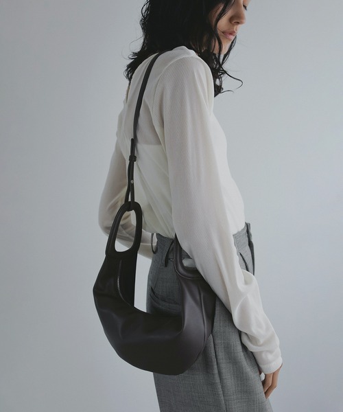 MANOF(マノフ)の「HANDLE MOON BAG(ハンドバッグ・レディース・ブラウン/ブラック・FREE)」の6枚目の写真