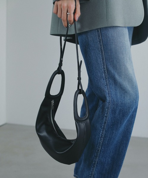 MANOF(マノフ)の「HANDLE MOON BAG(ハンドバッグ・レディース・ブラウン/ブラック・FREE)」の3枚目の写真