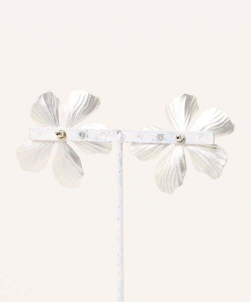 big metal london（ビッグメタルロンドン）の「【金属アレルギー対応】フラワーシェイプピアス Giulia Floral Matte（ピアス（両耳用）・レディース・シルバー/ゴールド・FREE）」の3枚目の写真