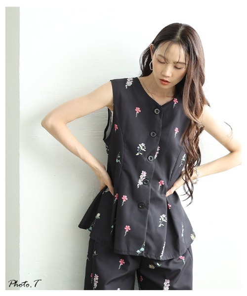 Sawa a la mode(サワアラモード)の「花柄ペプラムフレアノースリーブトップス(ベスト・レディース・ブラック/ネイビー・FREE)」の4枚目の写真