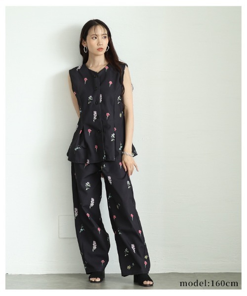 Sawa a la mode(サワアラモード)の「花柄ペプラムフレアノースリーブトップス(ベスト・レディース・ブラック/ネイビー・FREE)」の5枚目の写真
