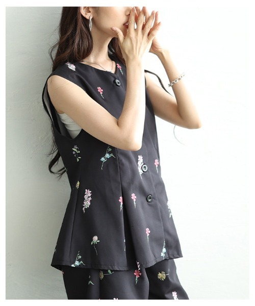 Sawa a la mode(サワアラモード)の「花柄ペプラムフレアノースリーブトップス(ベスト・レディース・ブラック/ネイビー・FREE)」の6枚目の写真