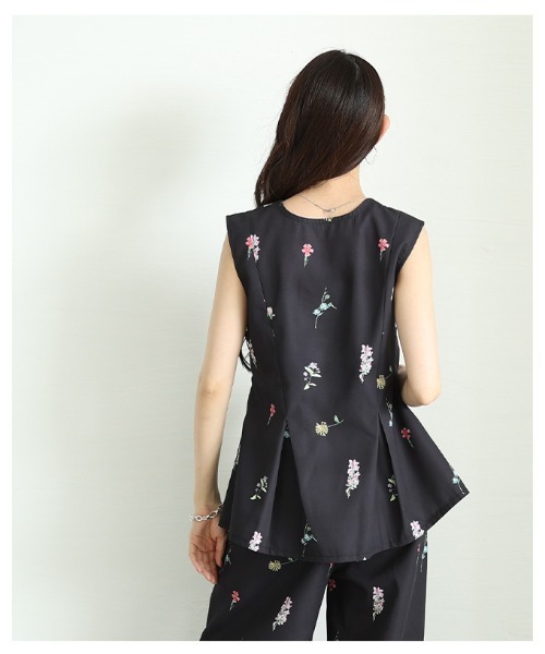 Sawa a la mode(サワアラモード)の「花柄ペプラムフレアノースリーブトップス(ベスト・レディース・ブラック/ネイビー・FREE)」の7枚目の写真