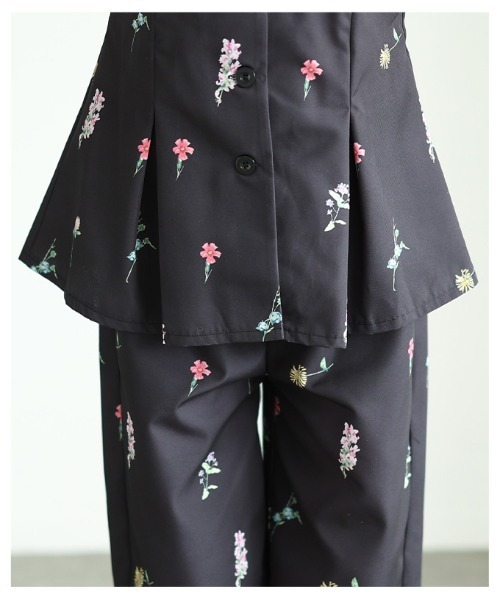 Sawa a la mode(サワアラモード)の「花柄ペプラムフレアノースリーブトップス(ベスト・レディース・ブラック/ネイビー・FREE)」の8枚目の写真