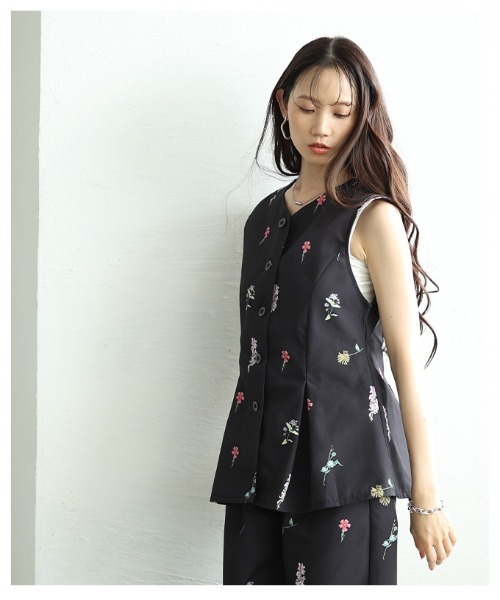 Sawa a la mode(サワアラモード)の「花柄ペプラムフレアノースリーブトップス(ベスト・レディース・ブラック/ネイビー・FREE)」の9枚目の写真