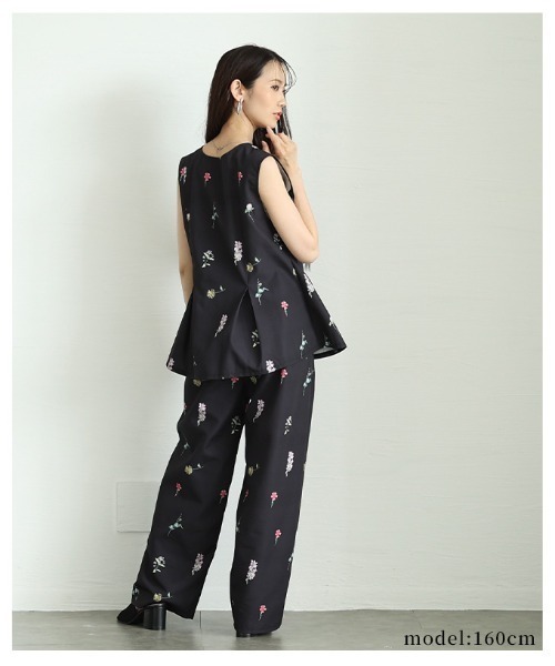 Sawa a la mode(サワアラモード)の「花柄ペプラムフレアノースリーブトップス(ベスト・レディース・ブラック/ネイビー・FREE)」の10枚目の写真