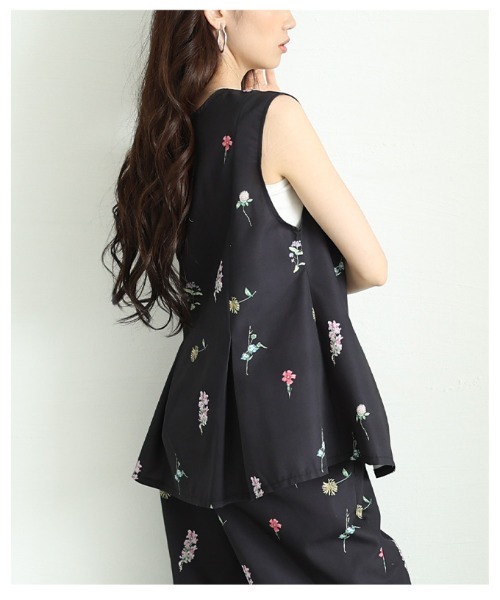 Sawa a la mode(サワアラモード)の「花柄ペプラムフレアノースリーブトップス(ベスト・レディース・ブラック/ネイビー・FREE)」の11枚目の写真